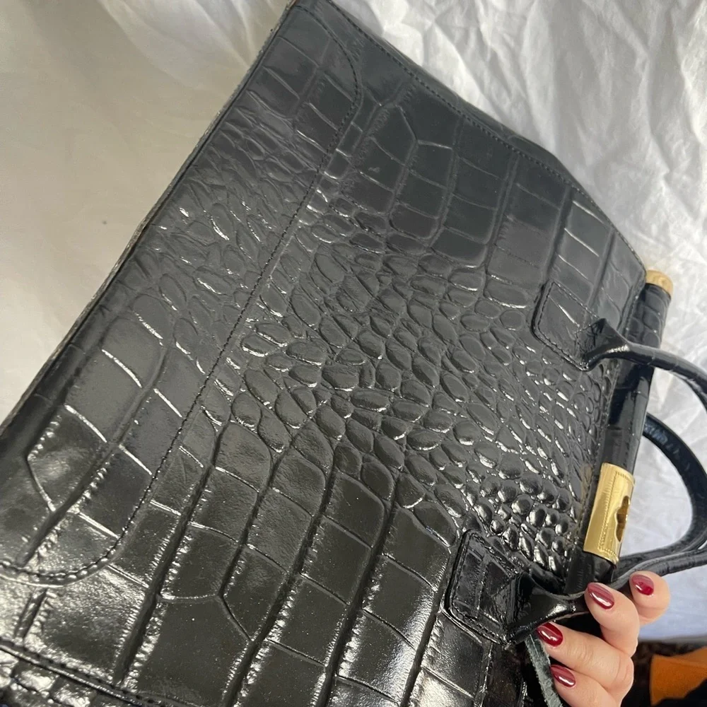 Vera Pelle leather Elegant Black-Embossed Handbag